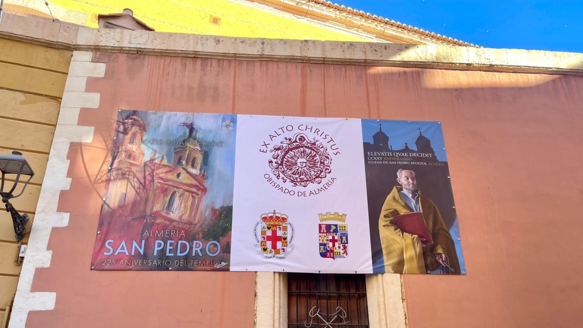 Carteles anunciadores del 225 aniversario de la iglesia parroquial de San Pedro.