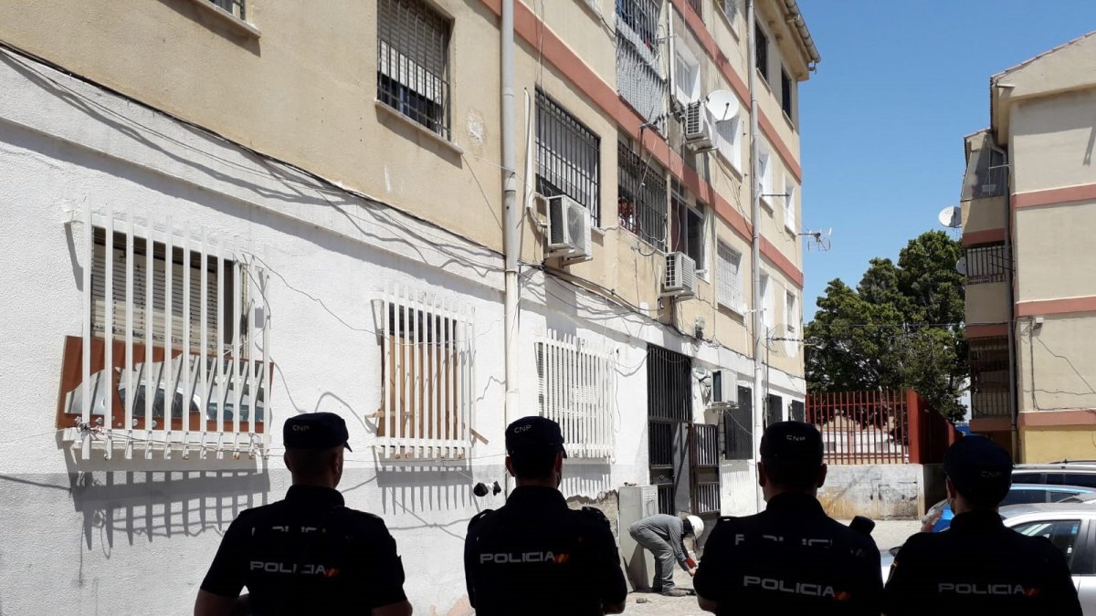 Archivo - Imagen de archivo de una operación contra los enganches irregulares en El Puche, en Almería.
