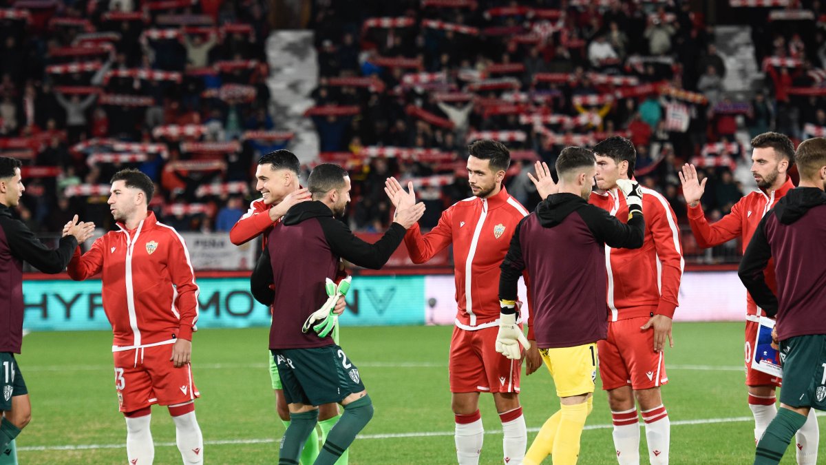 Almería y Huesca se saludan en la previa del partido del pasado sábado.