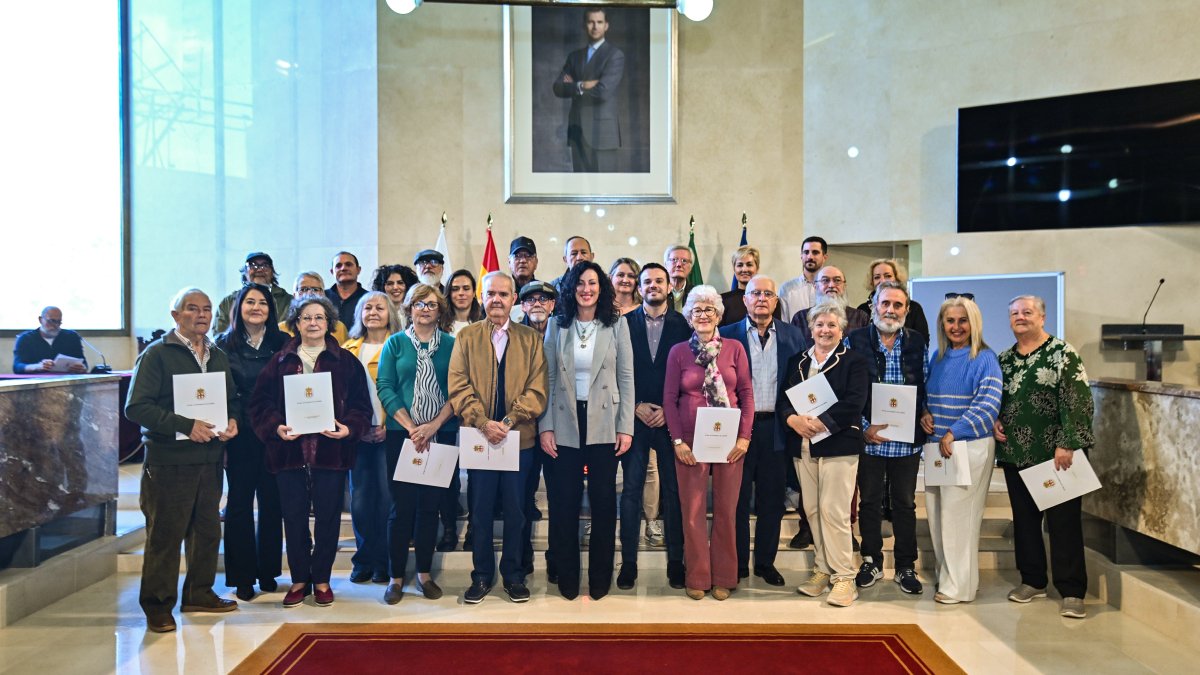 Foto de familia tras la entrega de las ayudas