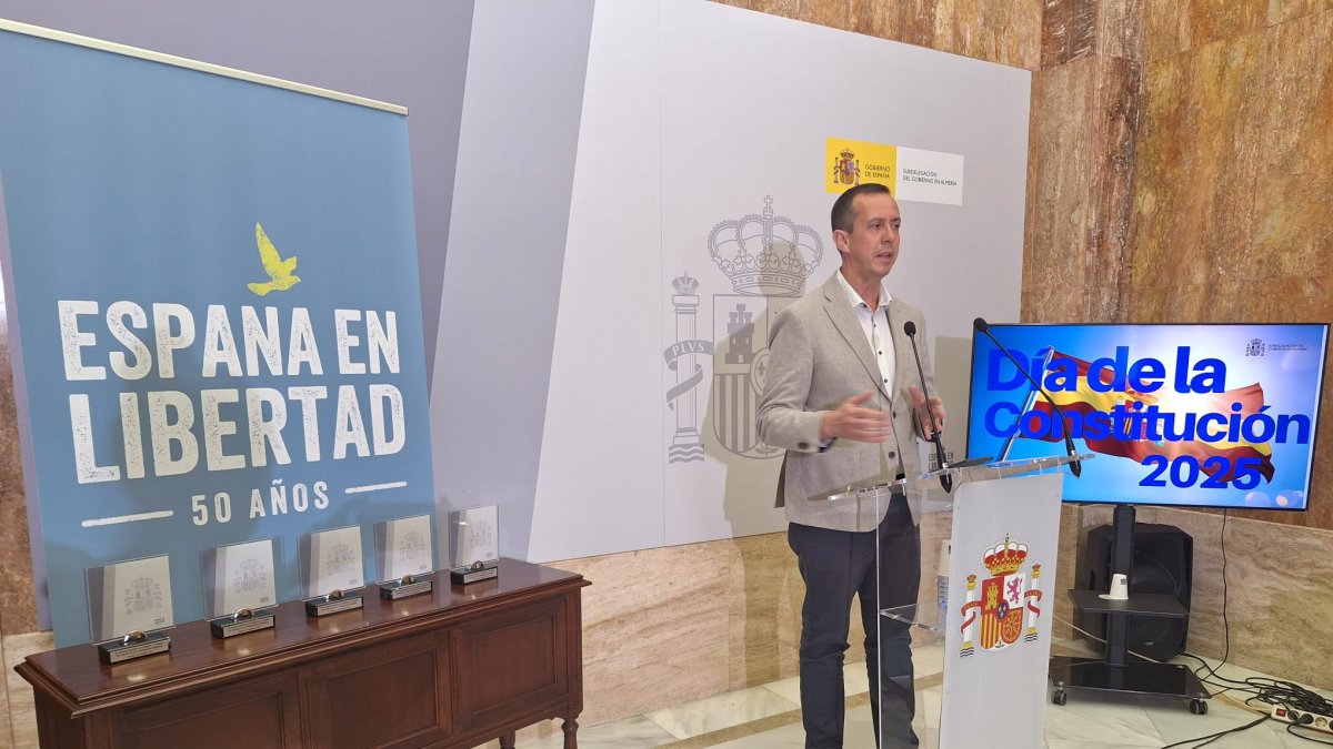 El subdelegado del Gobierno de España José María Martín dando a conocer los premiados.