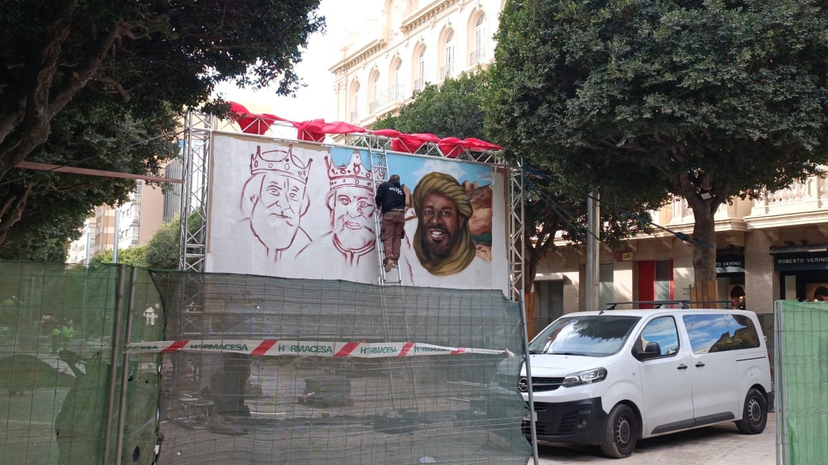 El mural de los Reyes Magos, en ejecución en el renovado Paseo de Almería.
