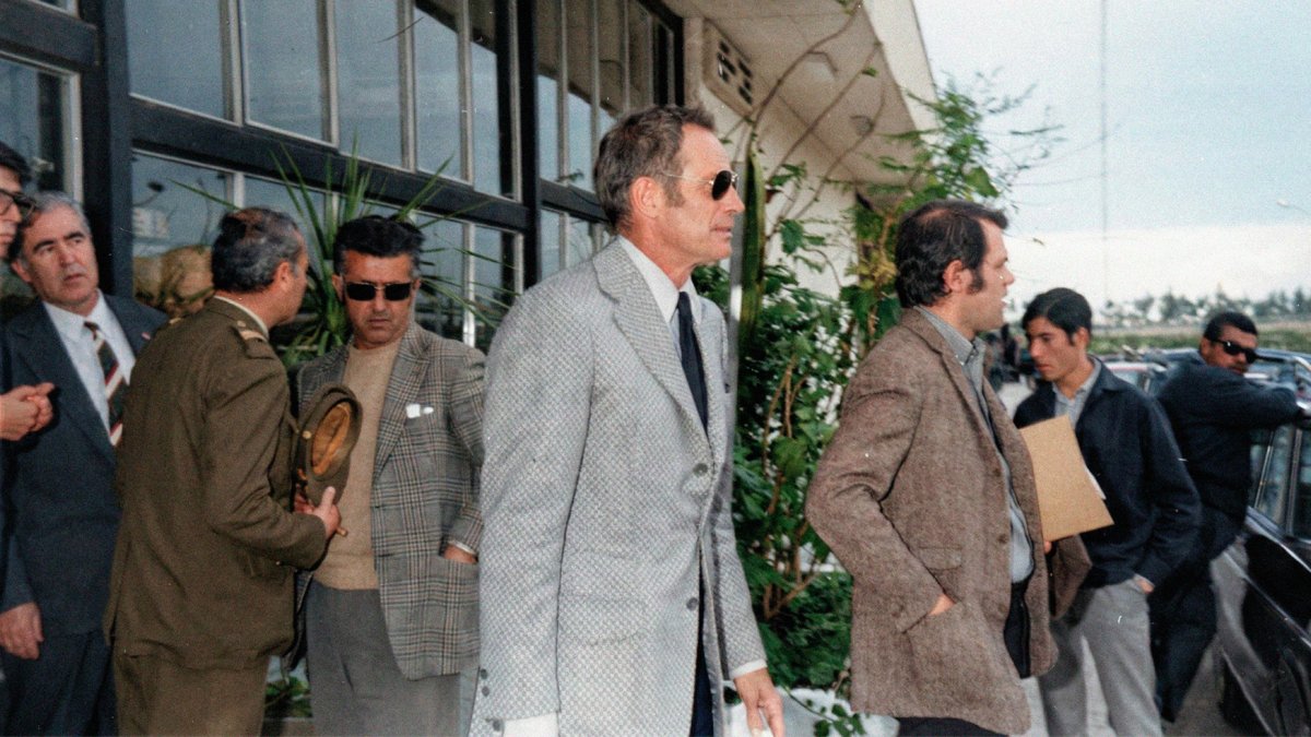 Charlton Heston a su llegada al aeropuerto de Almería el 23 de febrero de 1971. Llevaba unas gafas de sol negras para no llamar la atención.