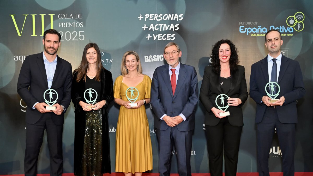 La alcaldesa de Almería, María del Mar Vázquez, junto al resto de premiados.