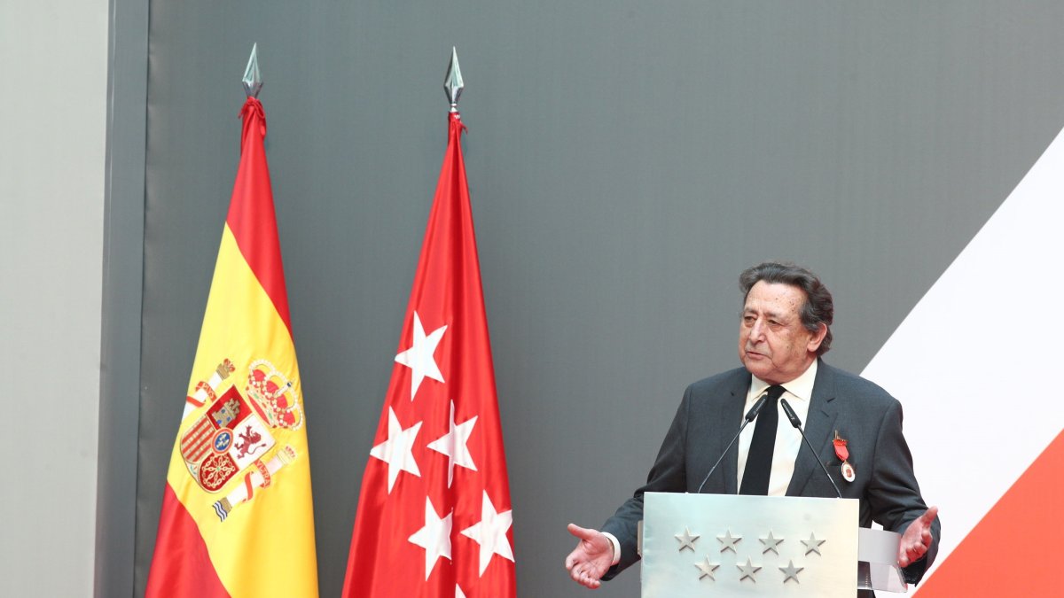 El escritor Alfonso Ussía recibe la Medalla de Oro de la Comunidad de Madrid