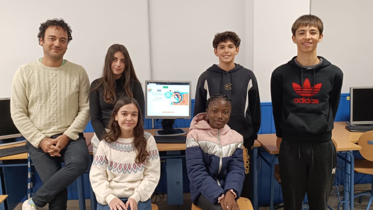 José Luis Mendoza y los alumnos creadores de 'Silencio'