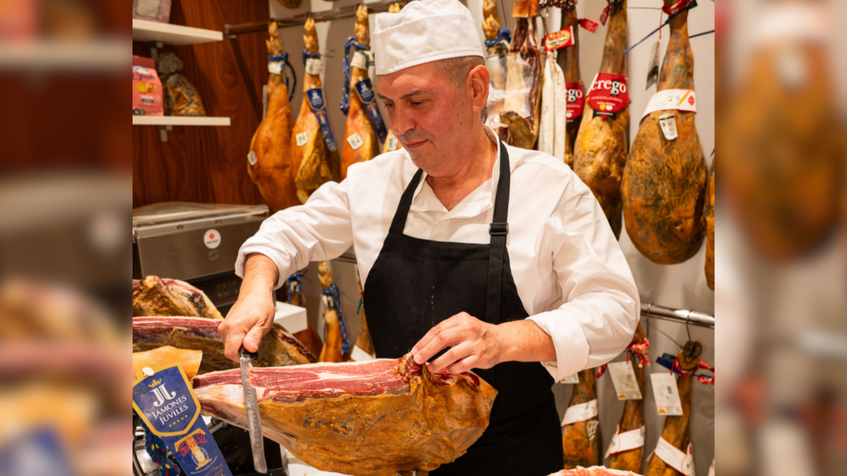 Francisco Fernández en la charcutería de la Dulce Alianza.