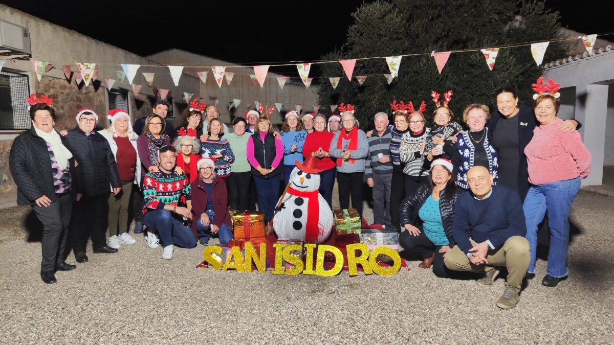 Autoridades huercalenses, entre ellas su alcalde, con vecinos en San Isidro.