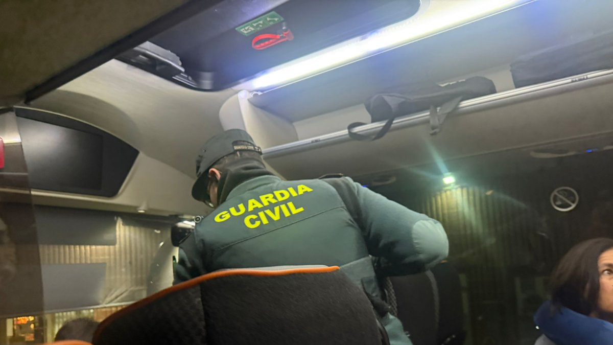 Uno de los agentes de la Guardia Civil que registró el vehículo de BusBam.