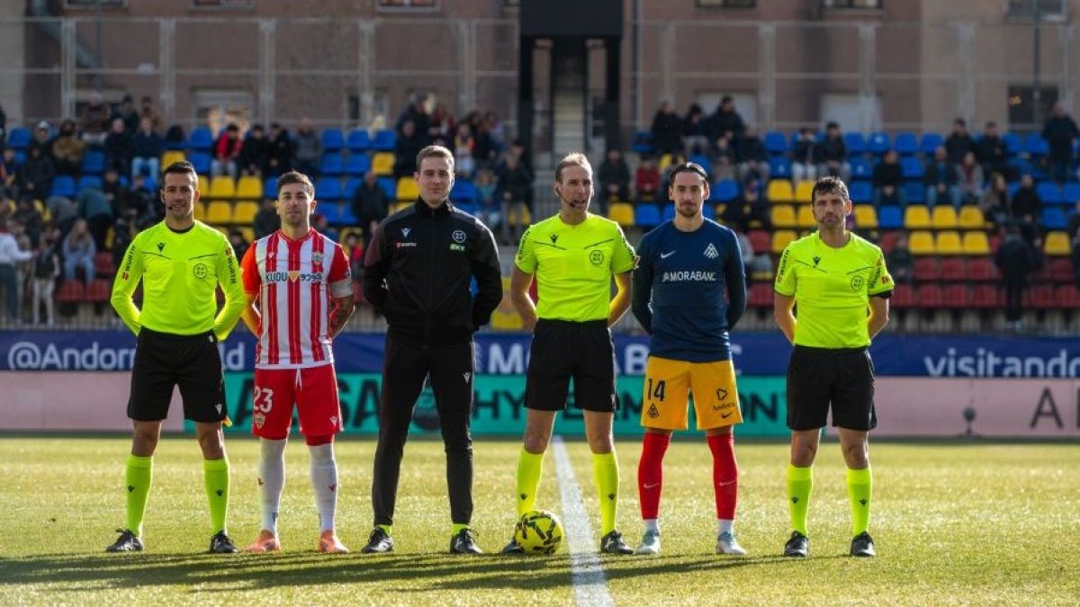 El equipo arbitral con los capitanes.