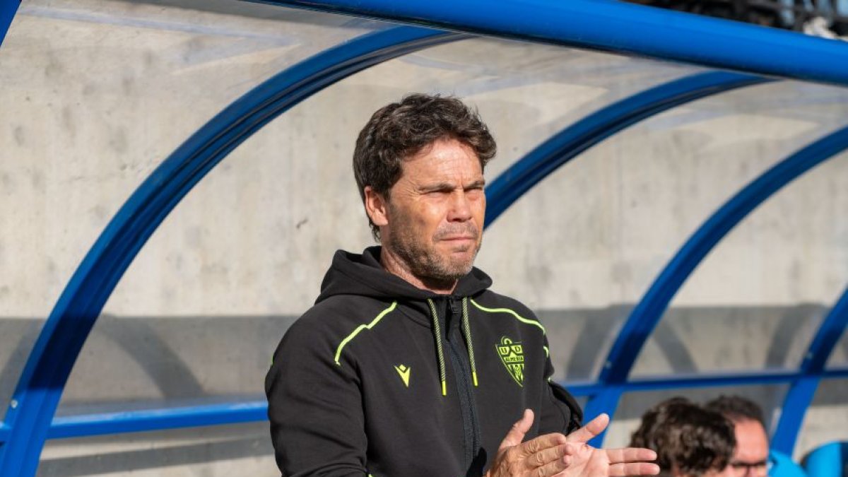 El míster catalán aplaude desde el banquillo.