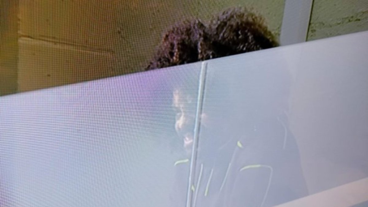 Aridane viendo el partido apartado del mundo en Andorra.