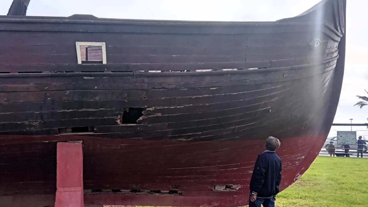 La pudrición está haciendo estragos en la madera del casco de la faluca.