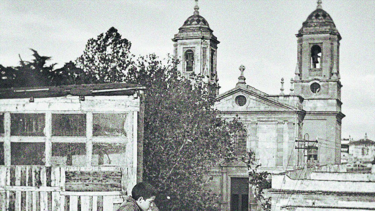El terrao de una casa en la calle Floridablanca con la iglesia de San Pedro al fondo hacia 1920