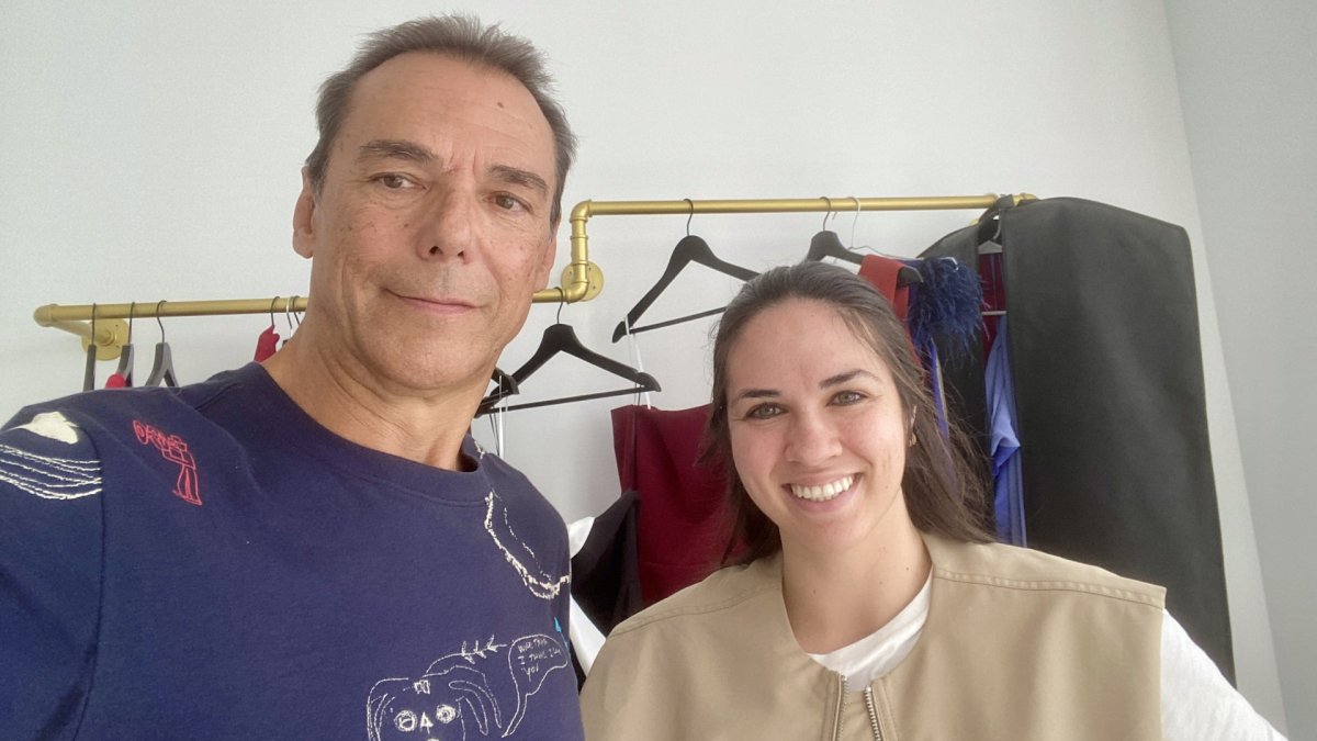 Mar Clemente junto al autor de esta entrevista, Antonio Hermosa, en su showroom de la Plaza de la Puerta Purchena