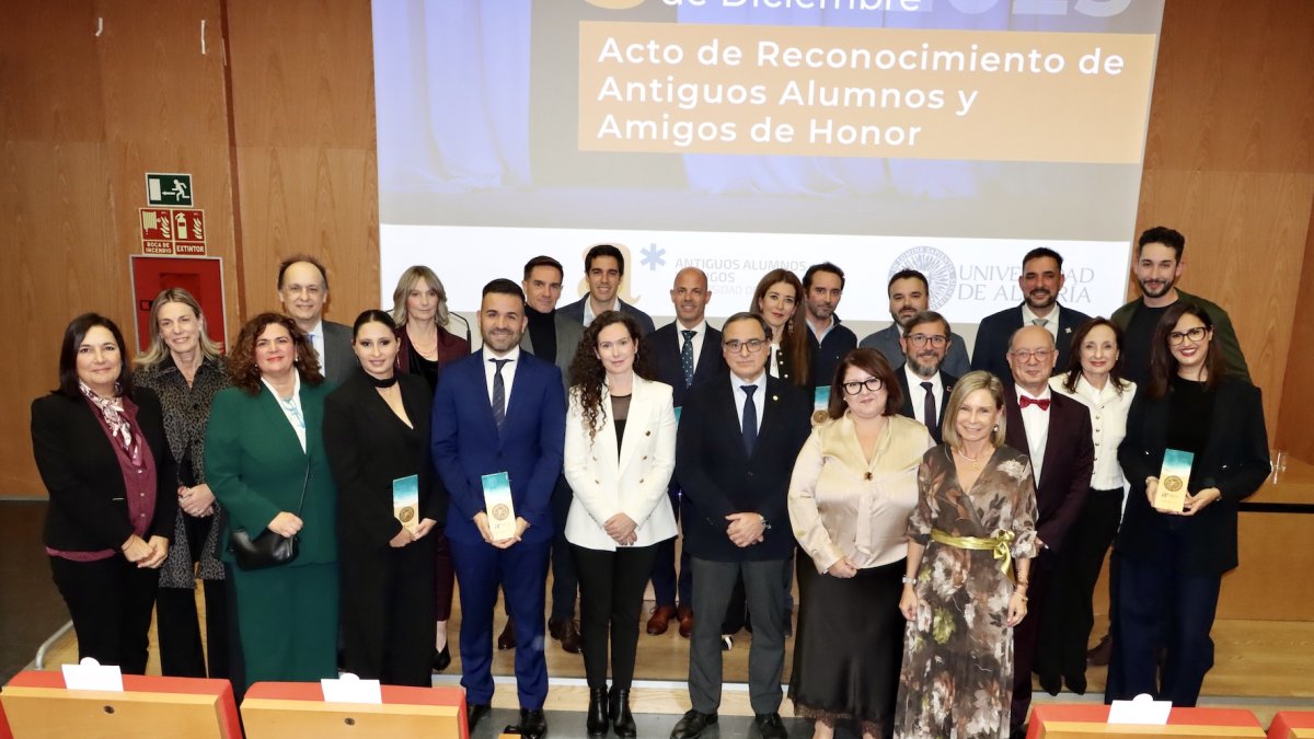 Foto de grupo de los antiguos alumnos y amigos de honor reconocidos en 2025, junto a las autoridades académicas presentes.
