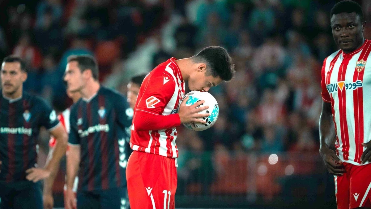 Arribas besa la pelota con la boca y con las botas en los partidos.