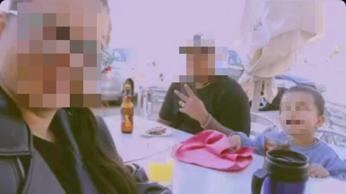 Bárbara y su pareja sentimental, Juan David, junto al pequeño Luca.