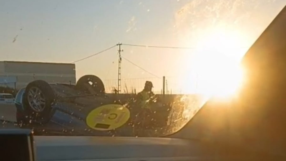 Imagen del vehículo volcado en la A-7.