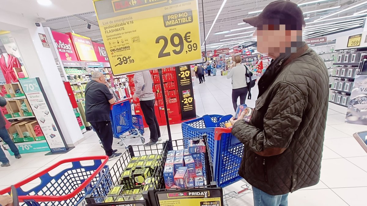 Un usuario revisa los preciosde la baliza v16 en un centro comercial de Almería.