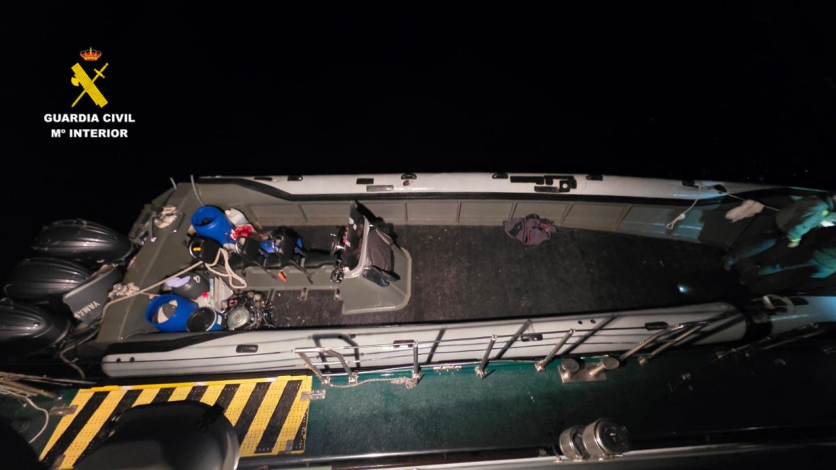 La embarcación 'go fast' interceptada por la Guardia Civil en Níjar.