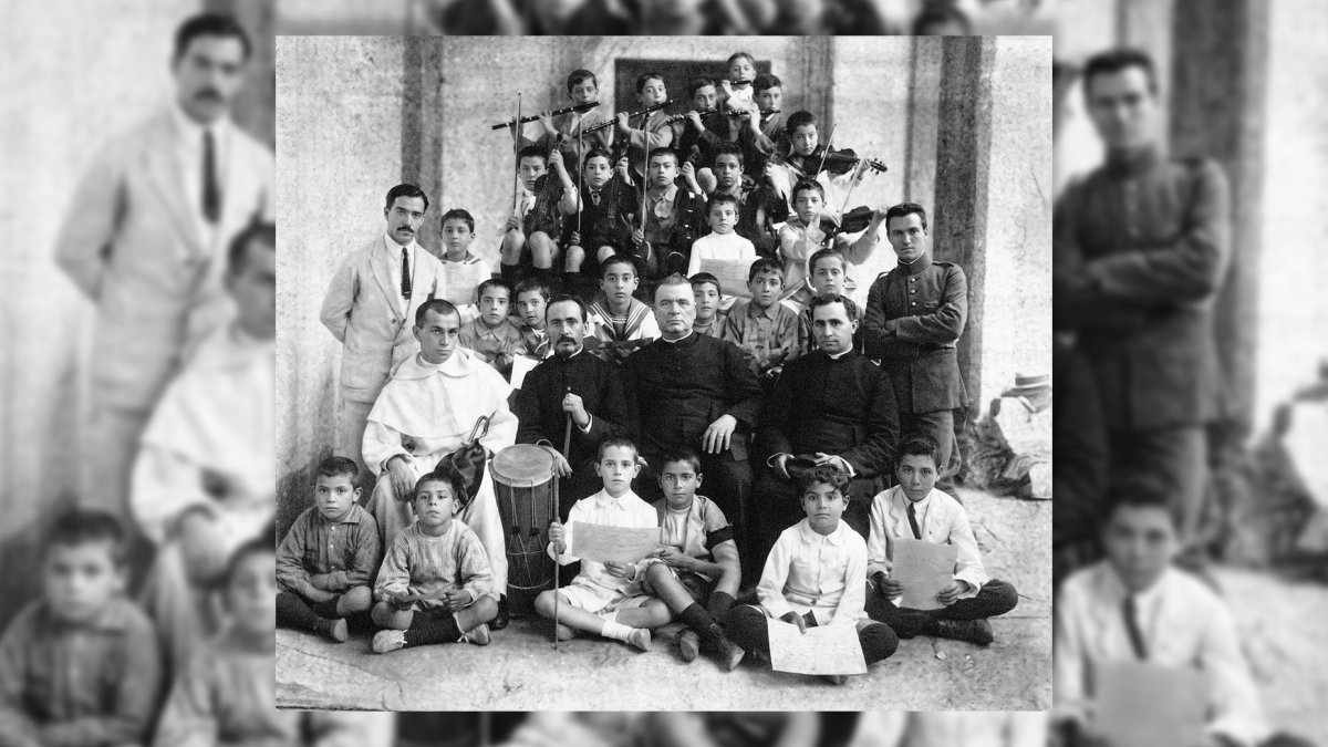 Colegio de Seises en 1920, en una foto hecha en el claustro de La Catedral. Contaba la escuela con cuatro profesores que eran sacerdotes y con dos músicos militares.