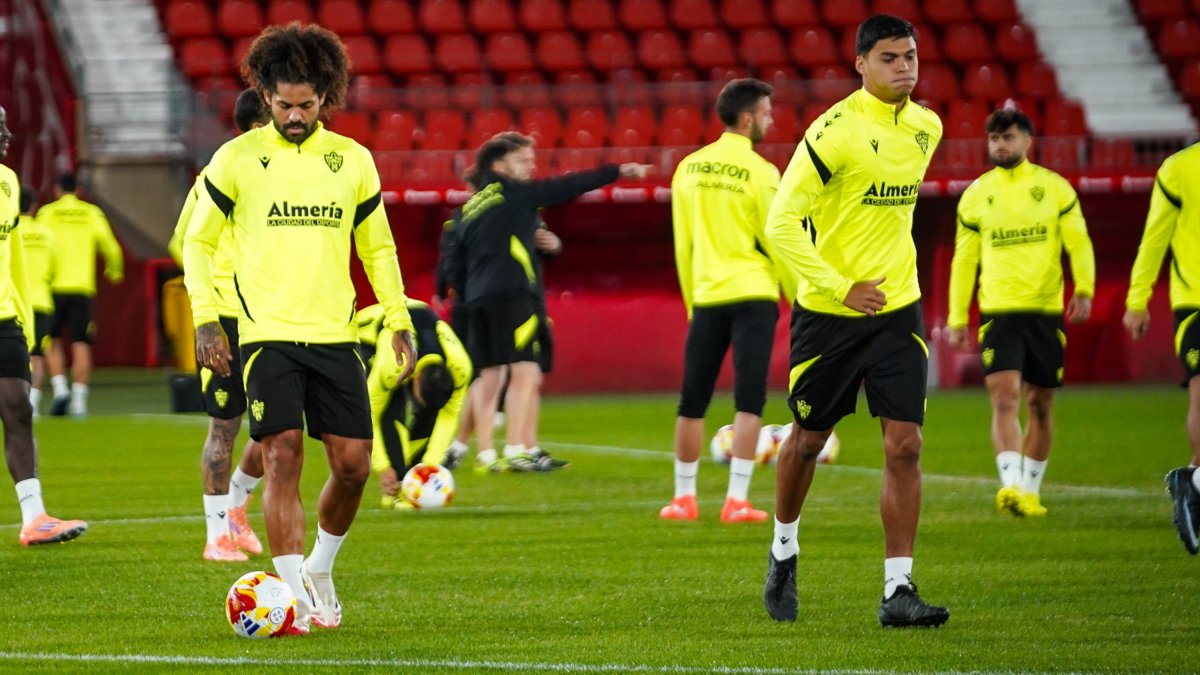 Aridane (36 años), y Fidel (18), podrían liderar la defensa del Almería este domingo a las 18:30 horas frente al Burgos.