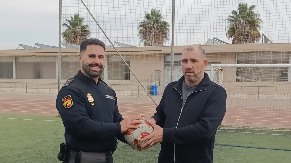 Salvador Parra y David García vuelven al campo de fútbol donde ocurrió el suceso.