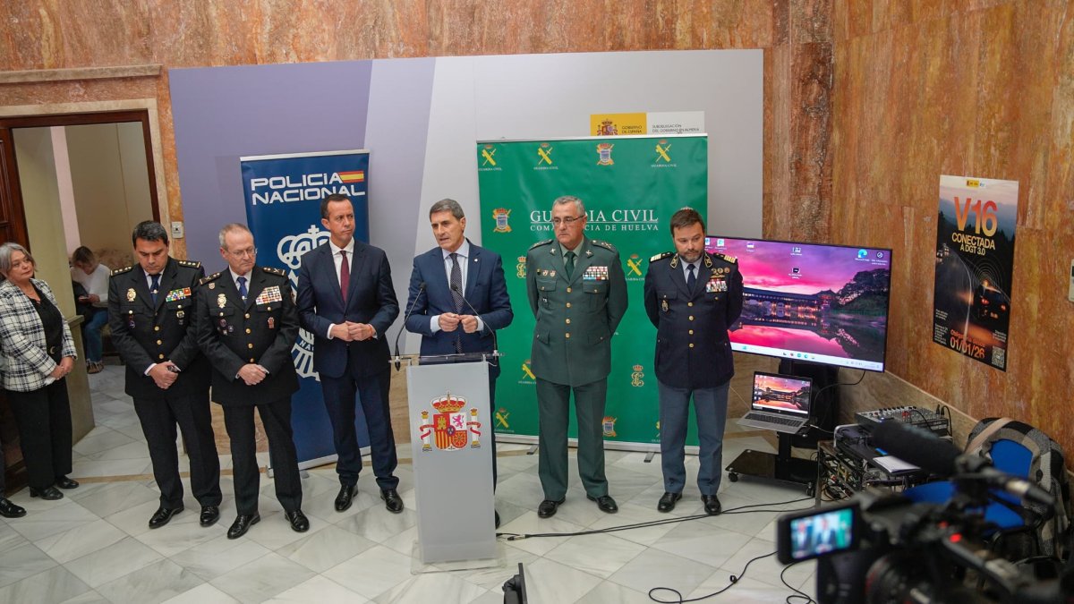 Declaración ante los medios del delegado del Gobierno en Andalucía, Pedro Fernández, junto a altos mandos de Policía Nacional y Guardia Civil.