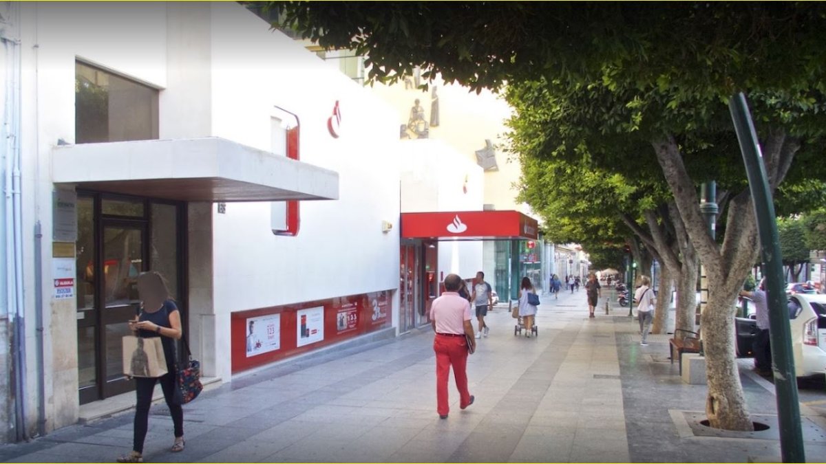 La oficina central del Banco Santander en el Paseo de Almería.