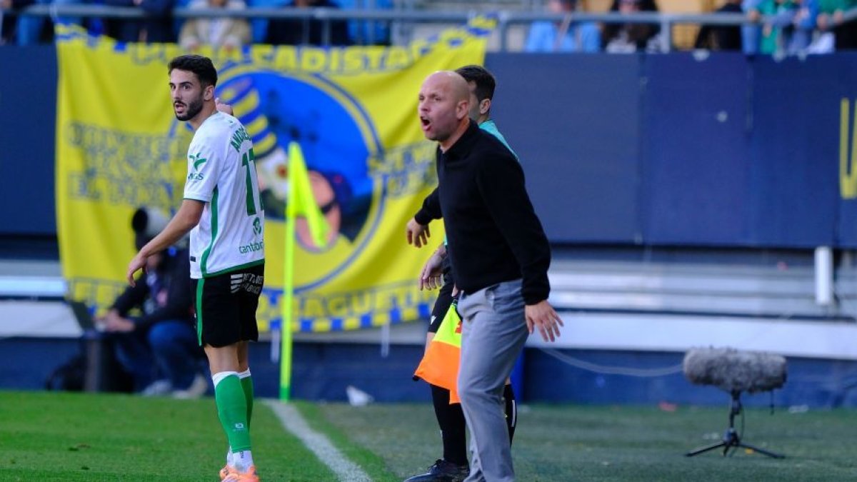 José Alberto tiene garantizadas las navidades con un Racing en plaza de Primera.