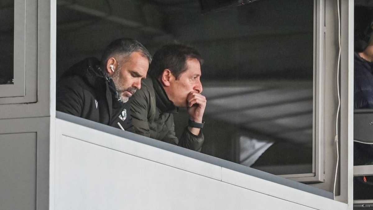 Luis Miguel Ramis no estuvo en el banquillo en el último partido.