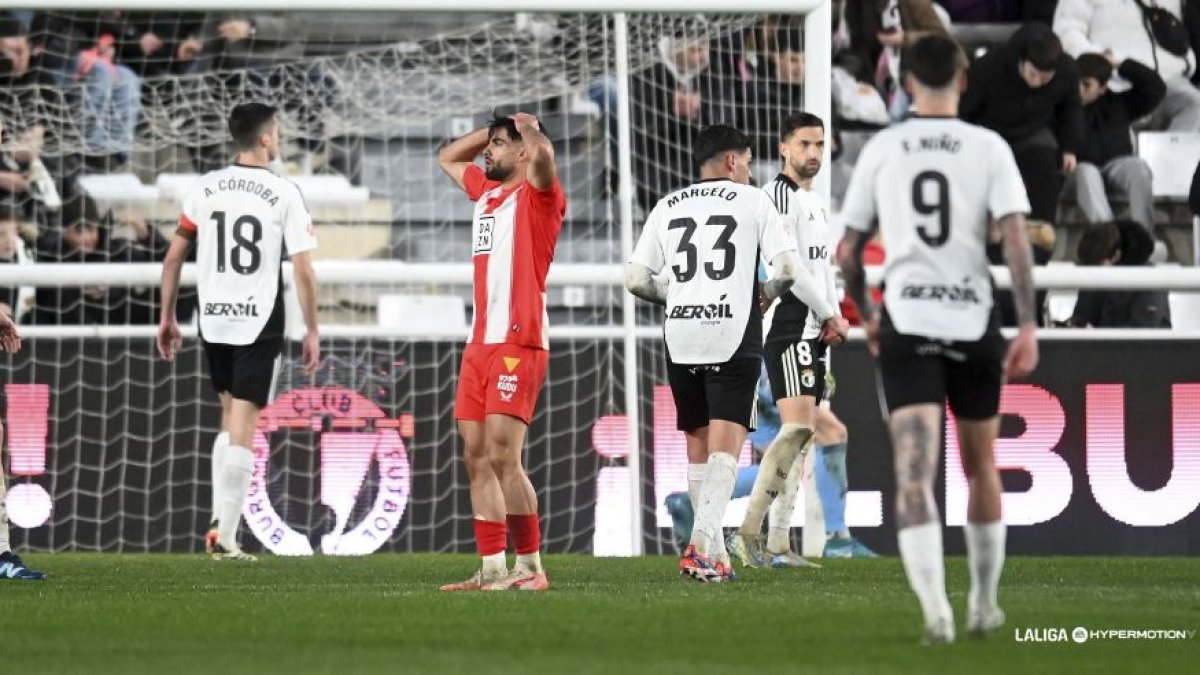 El Burgos pasó por encima del Almería en El Plantío.