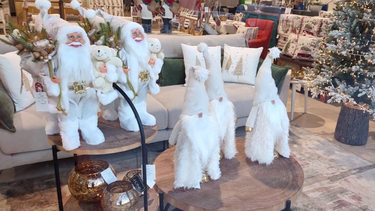 Artículos navideños disponibles esta temporada en Muebles Flores en Antas.