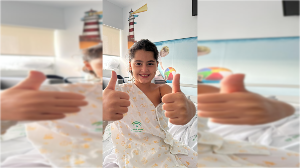 La pequeña Laia, en el hospital, donde a pesar de la enfermedad no pierde la sonrisa.