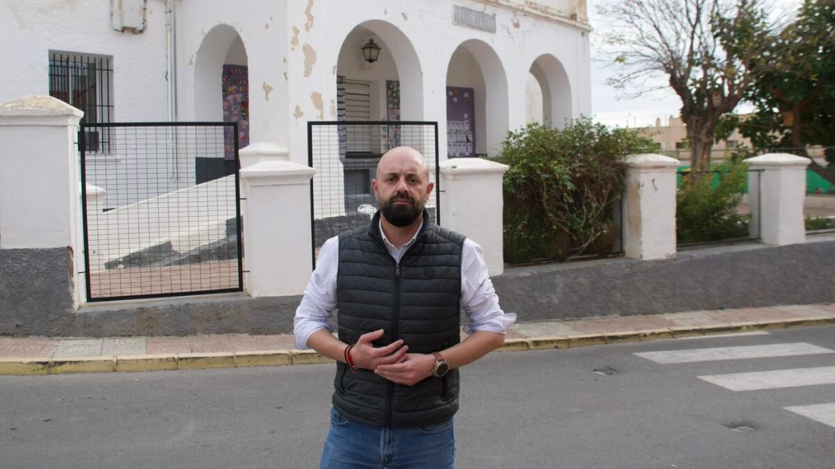 Juan José Bosquet en la puerta del centro.