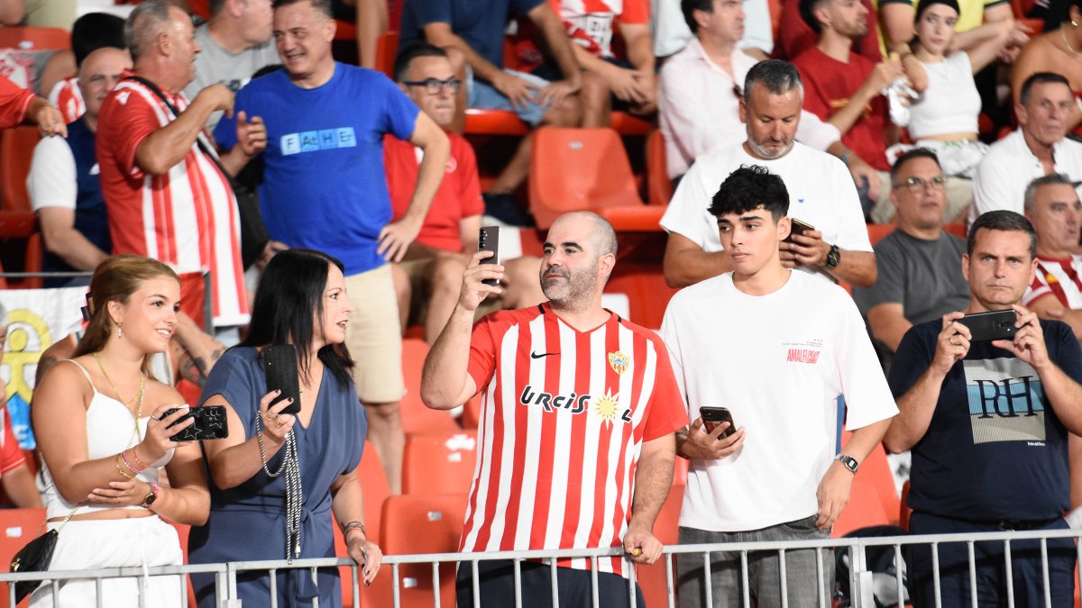 Aficionados del Almería en la primera fila de Tribuna.