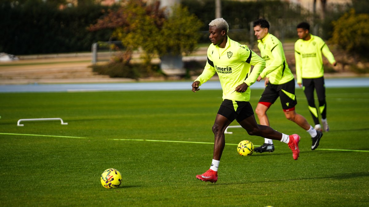 Patrick Soko en el entrenamiento del campo Anexo del Estadio de los Juegos Mediterráneos.