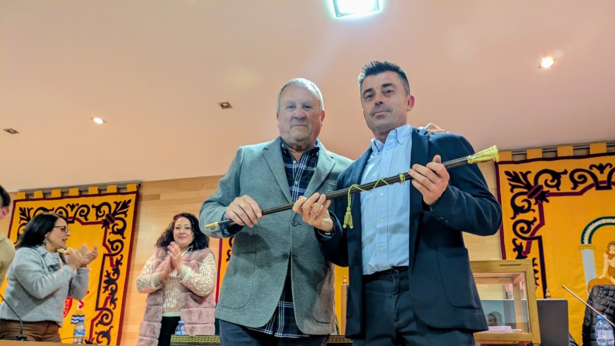El ya exregidor Rodrigo Sánchez entrega la vara de mando al nuevo alcalde de Fines, José Manuel López (derecha).
