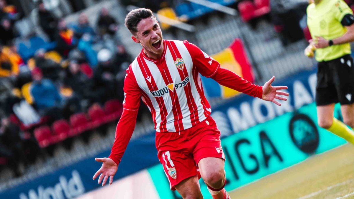 Sergio Arribas (24 años), lleva 9 goles esta temporada con el Almería y se siente muy identificado con el equipo y con la provincia.