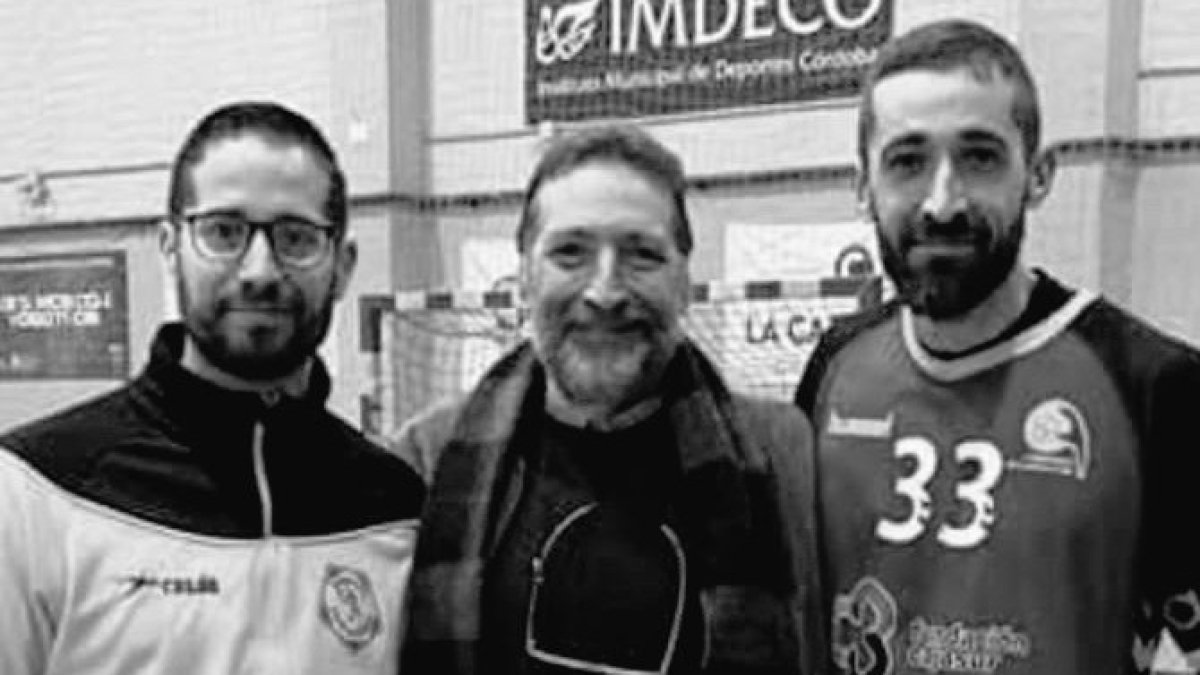 Juan Antonio Requena con sus hijos, dos grandes del balonmano almeriense.