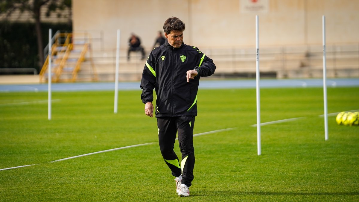 Rubi mira la hora en el entrenamiento del campo Anexo del Mediterráneo.