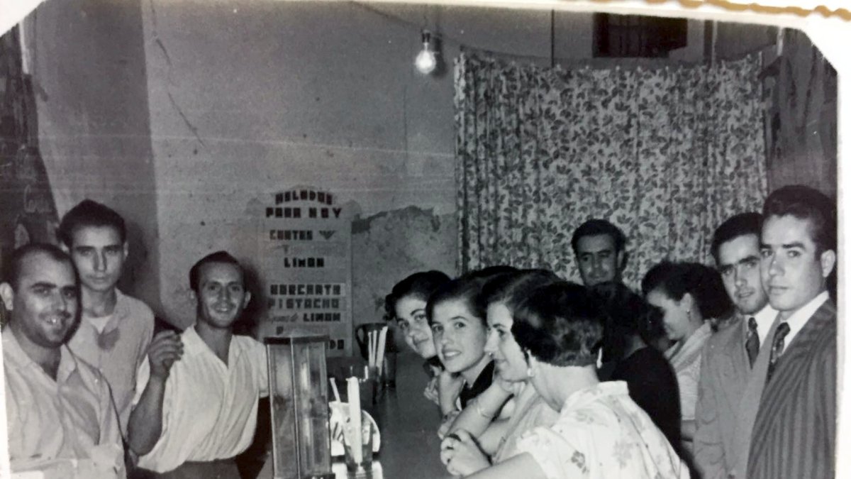 El bar de Juan Miguel en Garrucha, cuando las mujeres empezaron a entrar solas y a consumir en la barra.