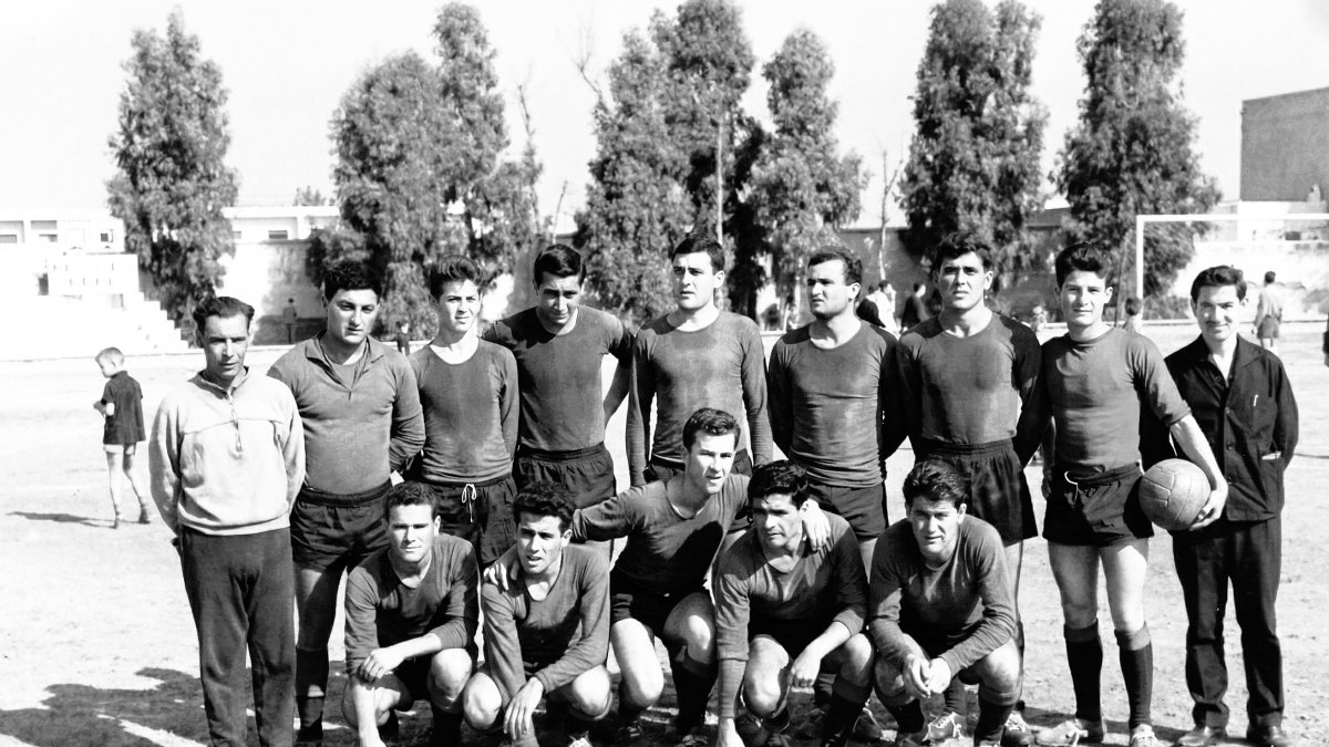 El Jarropo, masajista y utillero, posando con los jugadores del Pavía de 1963.