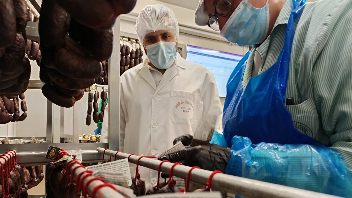 Enrique Cruz revisa el proceso de producción de las morcillas en las instalaciones de Peña Cruz.