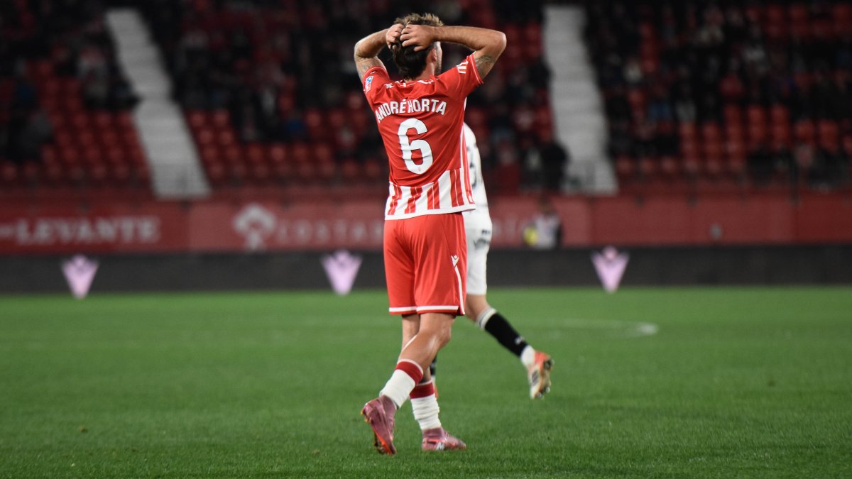 André Horta con las manos en la cabeza.