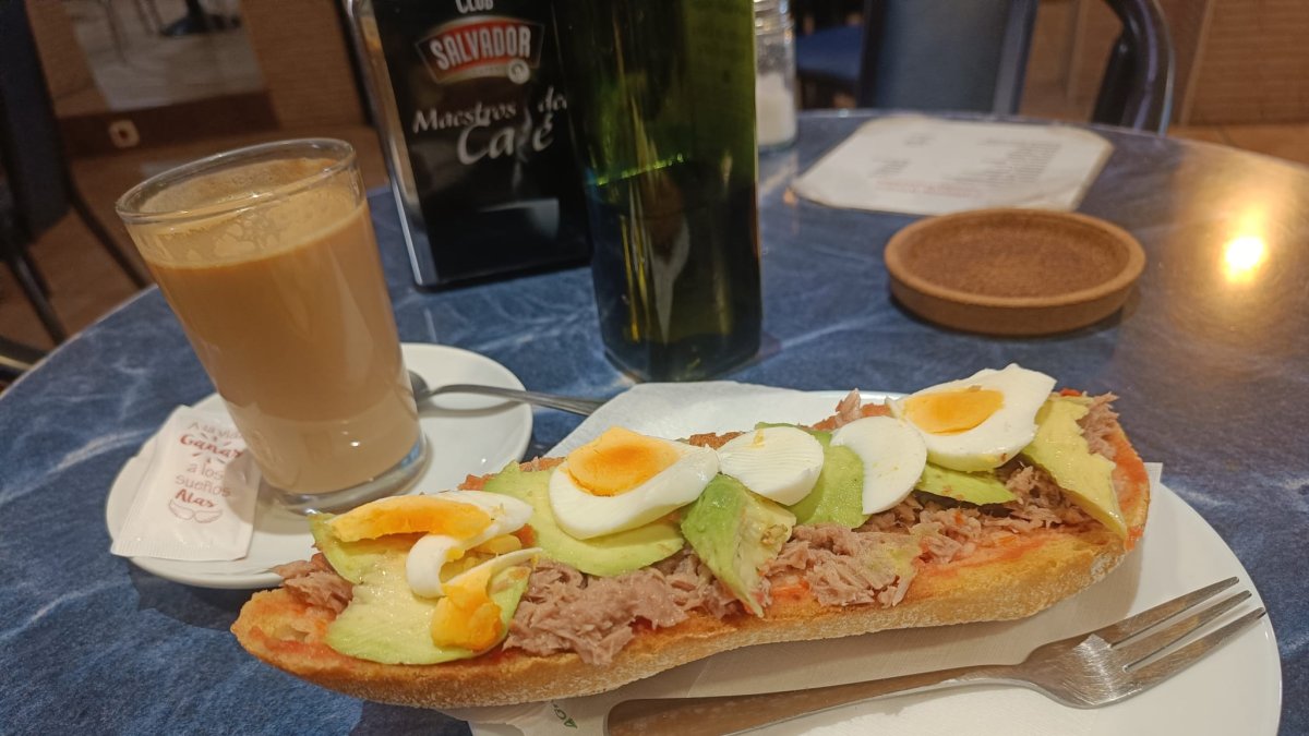 Café con lecha y tostada de de atún, aguacate y huevo duro del Pub Window.
