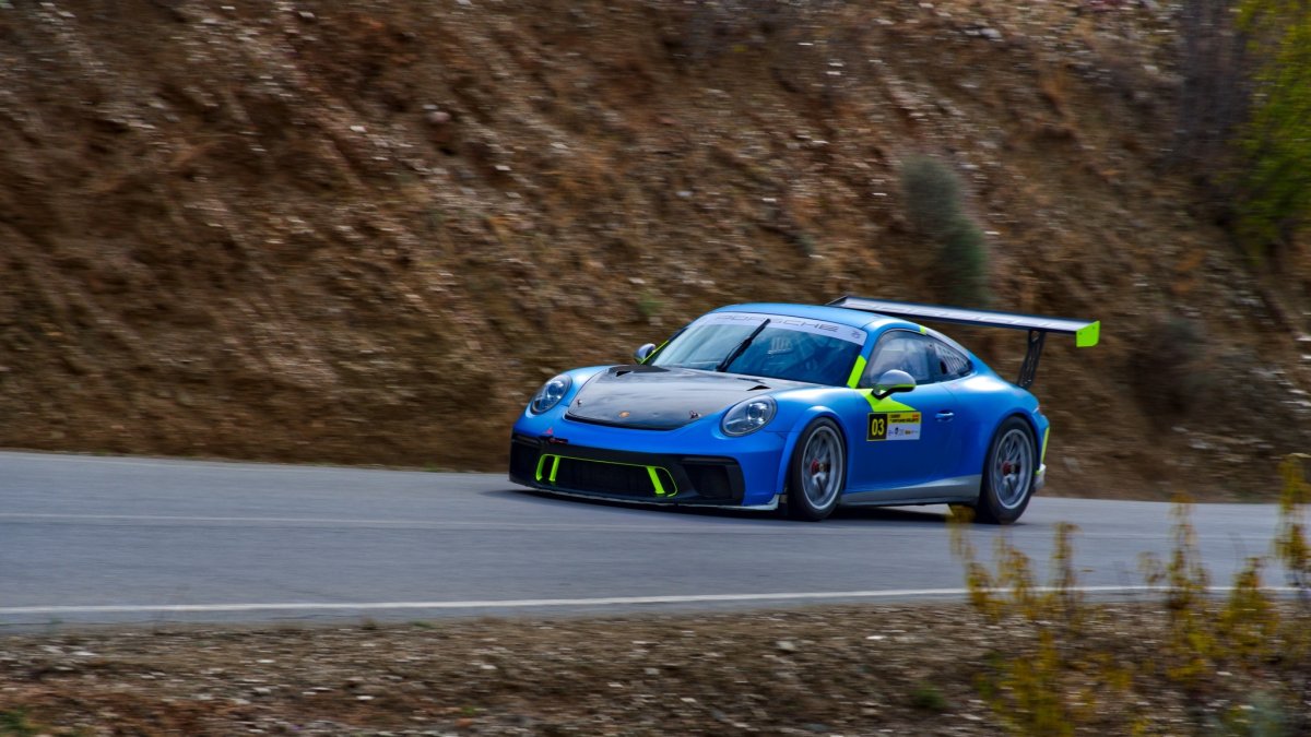 En la categoría de Turismos, la emoción se resolvió con la esperada y aplastante superioridad de José Antonio Aznar Sánchez.