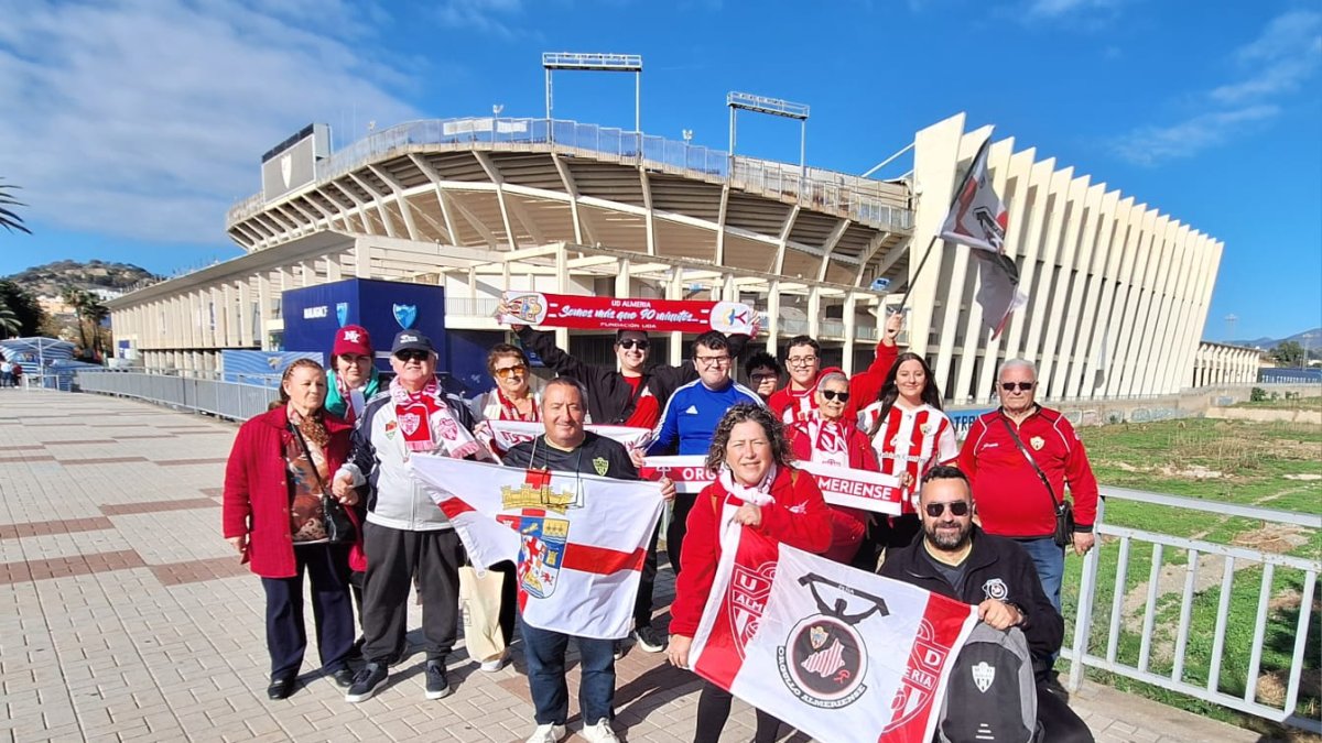 La Peña Orgullo Almeriense en los exteriores de La Rosaleda en el partido de la pasada temporada.