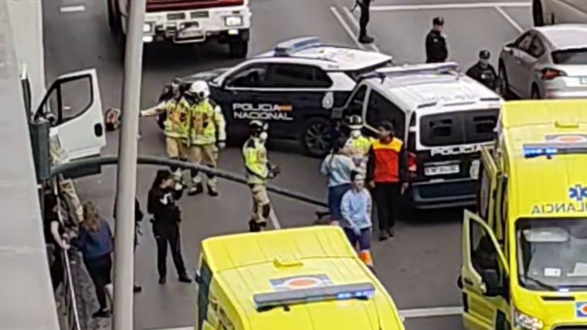 En la imagen, el conductor del camión sale ayudado por los Bomberos.